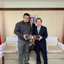 19-0726 偕中華民國羽球協會拜會駐日代表處02